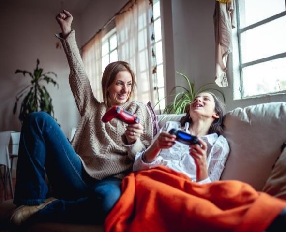 mom_playing_with_kid